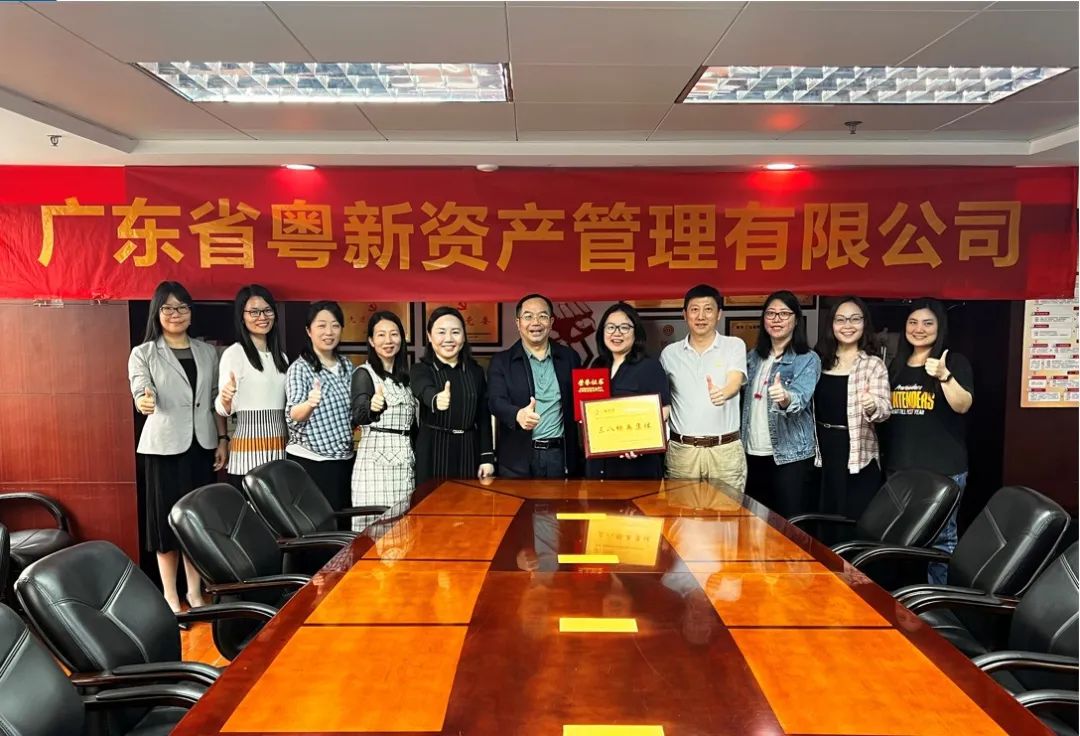 揮楫奮進敢擔當 鏗鏘玫瑰綻芳華 揮楫奮進敢擔當 鏗鏘玫瑰綻芳華