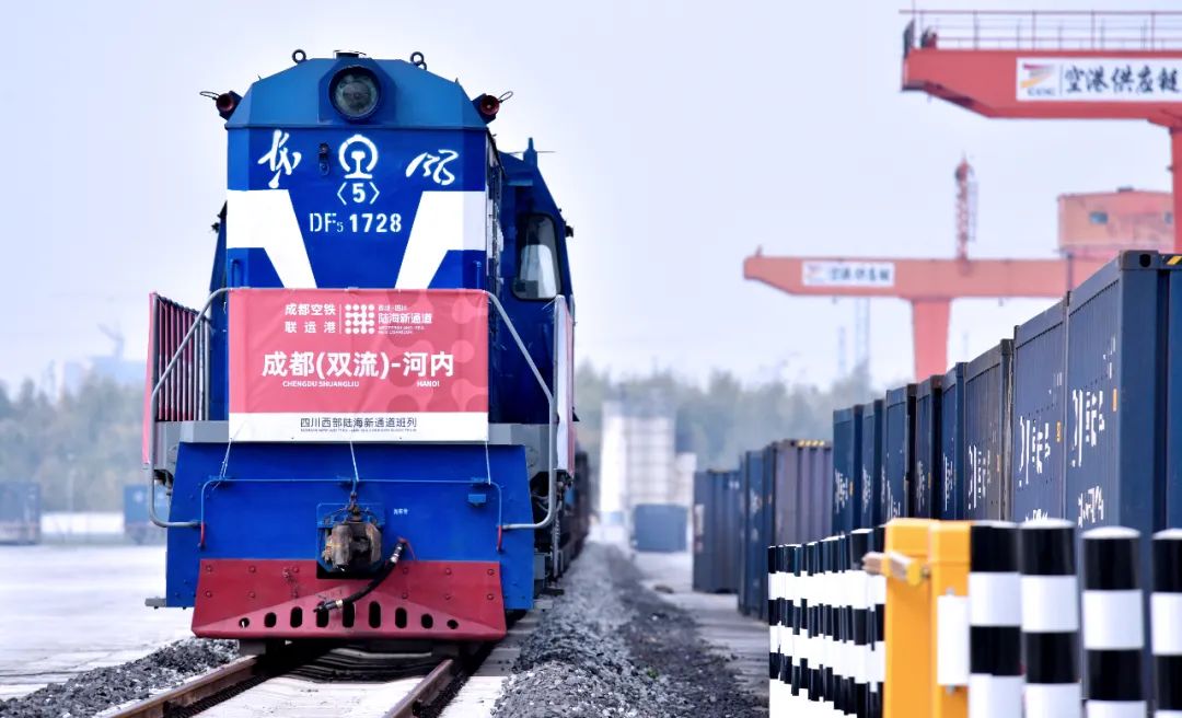 首趟中越班列“興發鋁業專列”發車