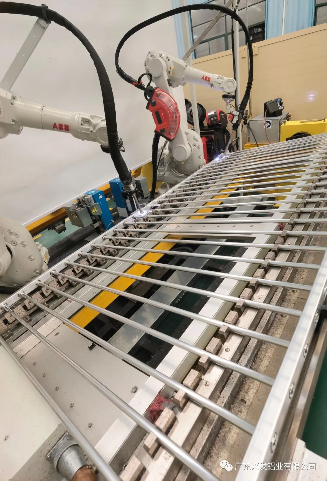 興發鋁業鋁欄桿自動化焊接,實現機器人智能化生產 興發鋁業鋁欄桿自動化焊接,實現機器人智能化生產
