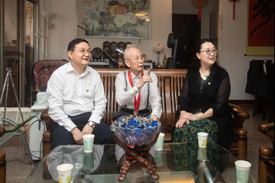 省國資委主任、黨委副書記李成走訪慰問廣新集團老黨員 省國資委主任、黨委副書記李成走訪慰問廣新集團老黨員