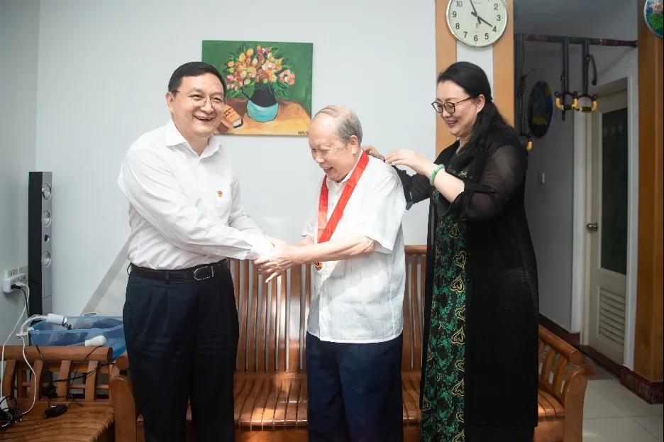 省國資委主任、黨委副書記李成走訪慰問廣新集團老黨員 省國資委主任、黨委副書記李成走訪慰問廣新集團老黨員