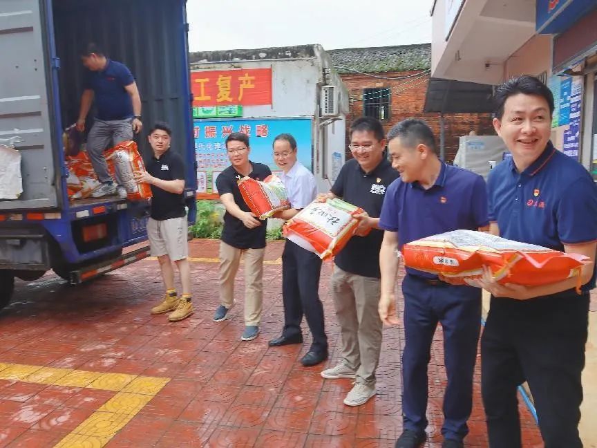 廣新集團捐贈100萬元助力英德市鎮南村救災復產 全力防止脫貧戶因災返貧