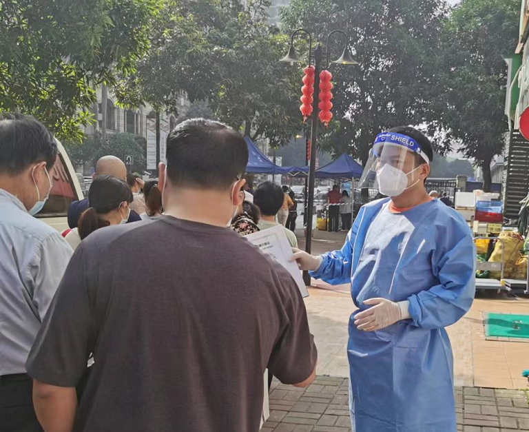 使命在肩,沖鋒在前!廣新集團黨員干部就地“轉崗”變身抗疫志愿者 使命在肩,沖鋒在前!廣新集團黨員干部就地“轉崗”變身抗疫志愿者