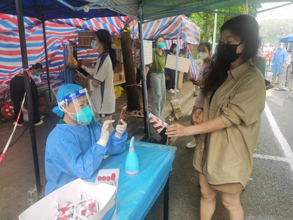 使命在肩,沖鋒在前!廣新集團黨員干部就地“轉崗”變身抗疫志愿者 使命在肩,沖鋒在前!廣新集團黨員干部就地“轉崗”變身抗疫志愿者