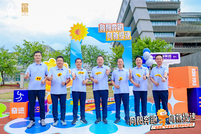 集團領導進行展位投票.jpg