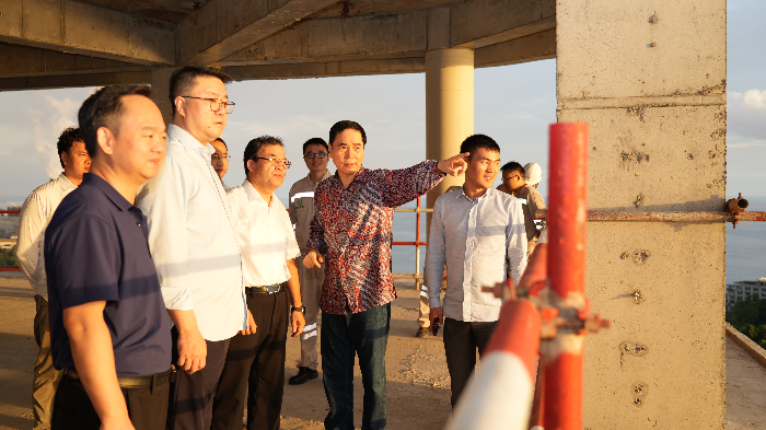 圖3：劉志鴻與青山實業董事局主席項光達考察青山大樓.jpg